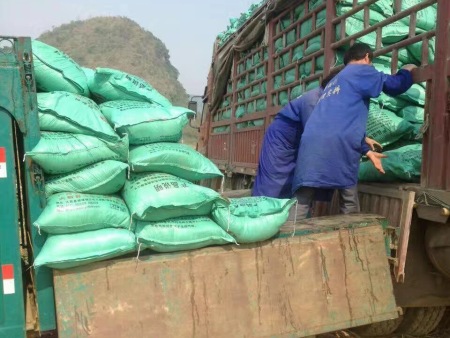 大(dà)車(chē)過小(xiǎo)車(chē),拉貨去(qù)種植基地(dì) 大(dà)車(chē)過小(xiǎo)車(chē),拉貨去(qù)種植基地(dì)